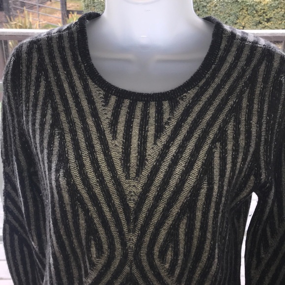 Neiman Marcus Sweaters - Beautiful Cashmere sweater black and gray size small